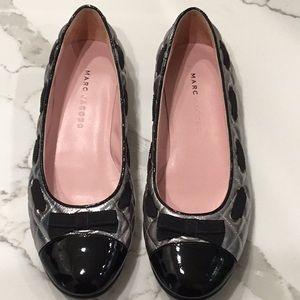 Marc Jacobs quilted silver shoe with bow. Size 7B